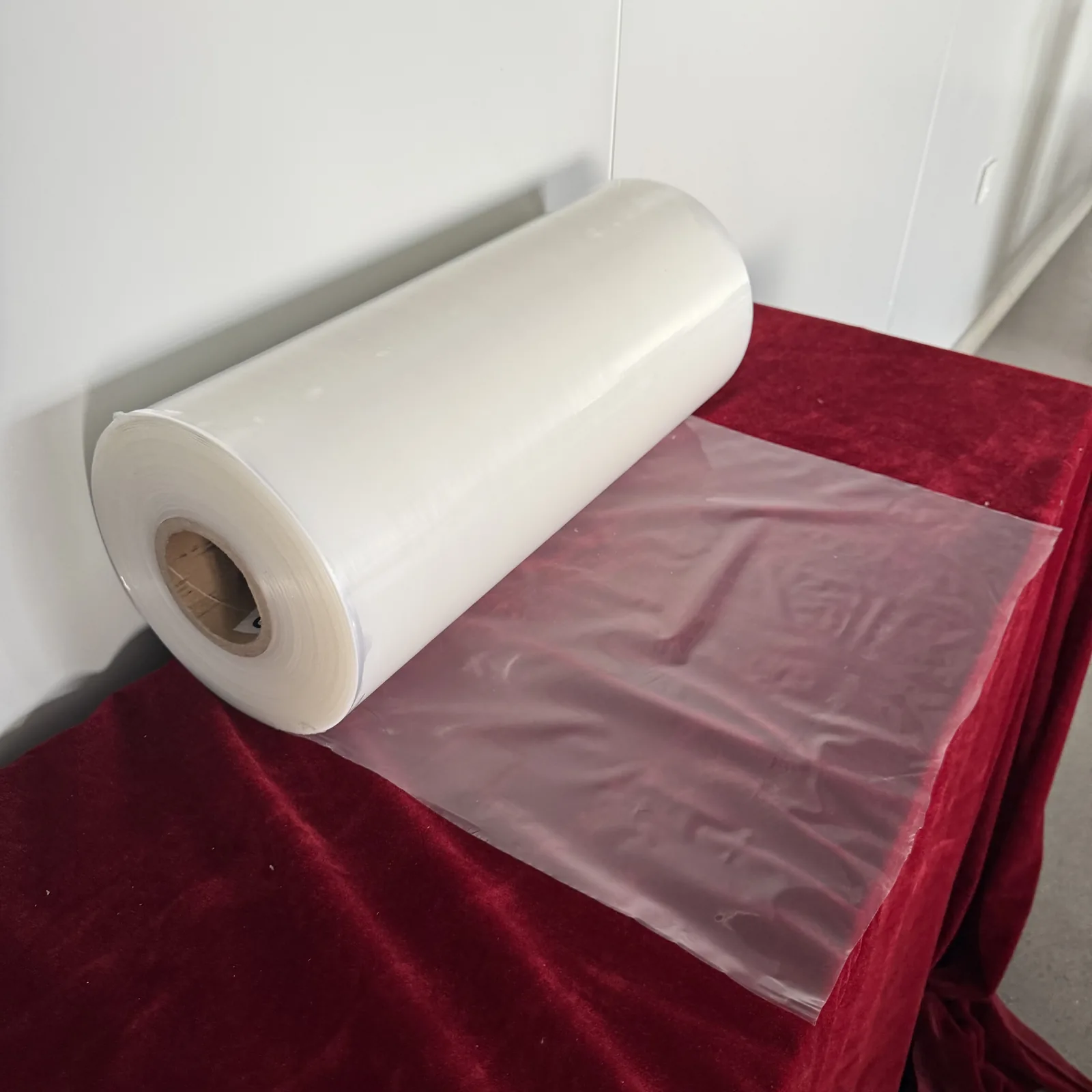 Customized Soft Thermo Shrink Wrap Roll for Water Bottles Food PE Shrink Packing Plastic for Water Bottles Heat Shrink Film