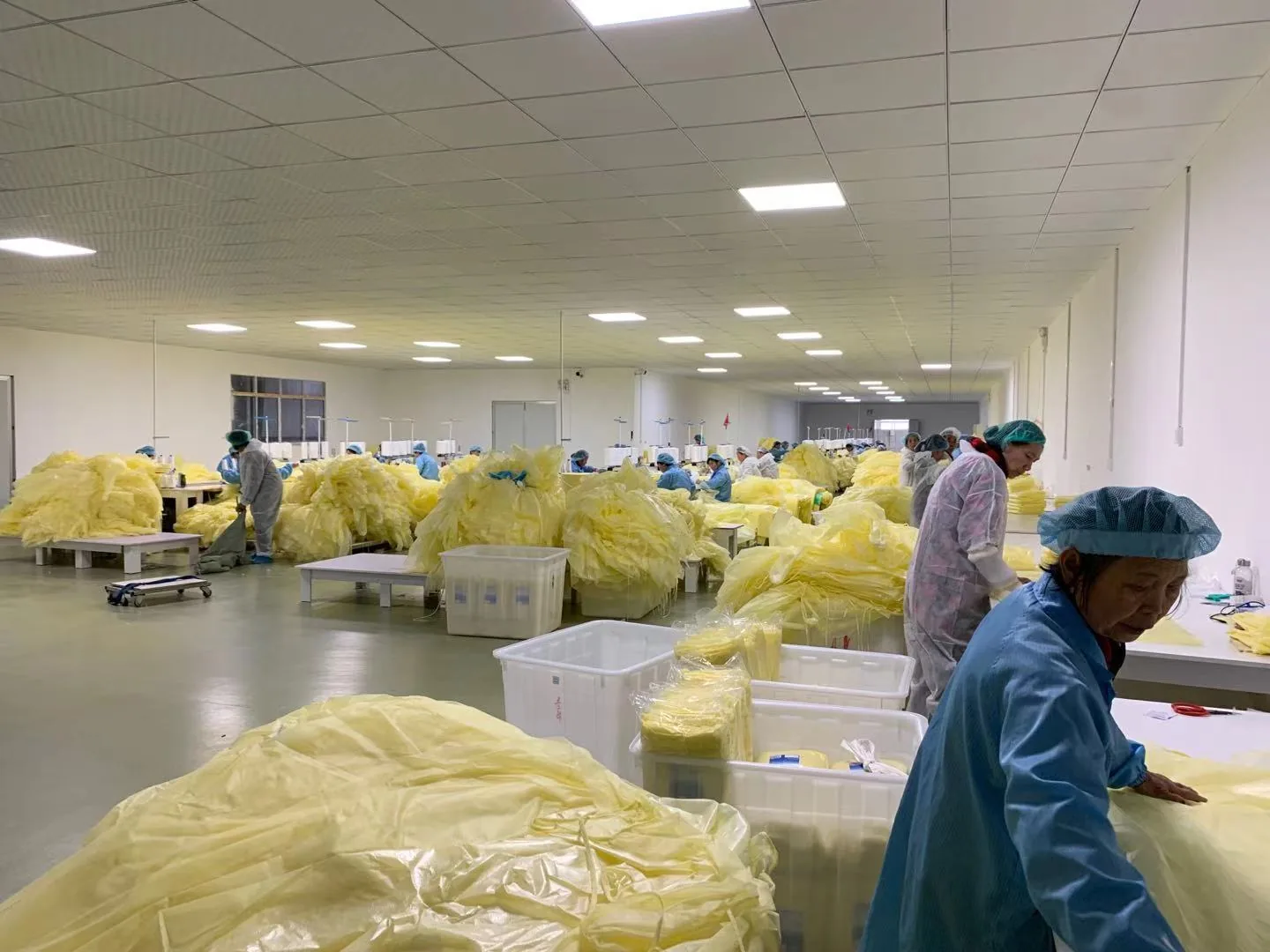 Medical Disposable Plastic PE CPE Long Sleeve Thumb Hole Isolation Gown Apron Waterproof Robe