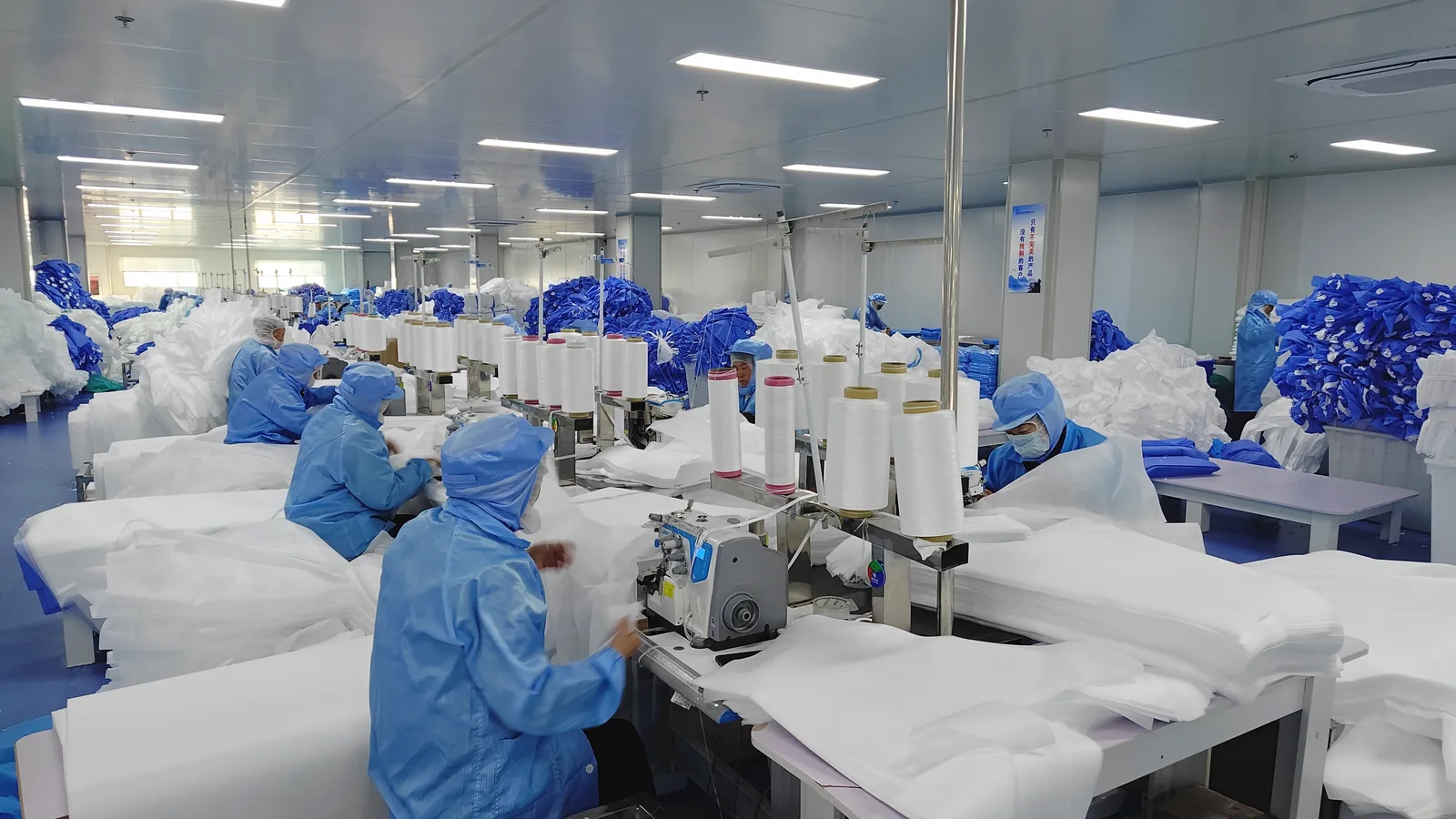 Medical Disposable Plastic PE CPE Long Sleeve Thumb Hole Isolation Gown Apron Waterproof Robe
