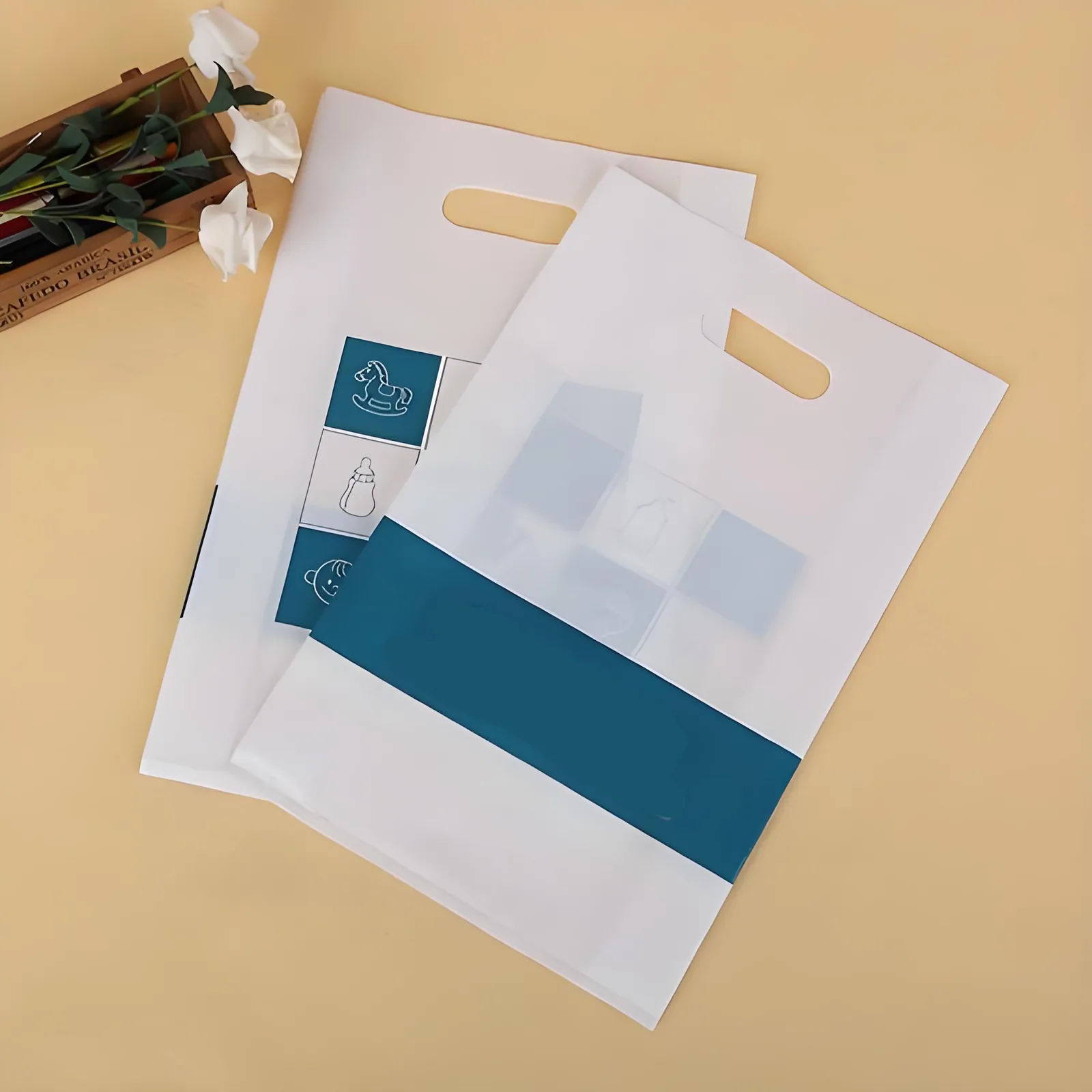 PE Die Cut Handbag Customizable Size Recyclable Multi-Color Printing Patch Handle Available for Clothing Gift Packaging