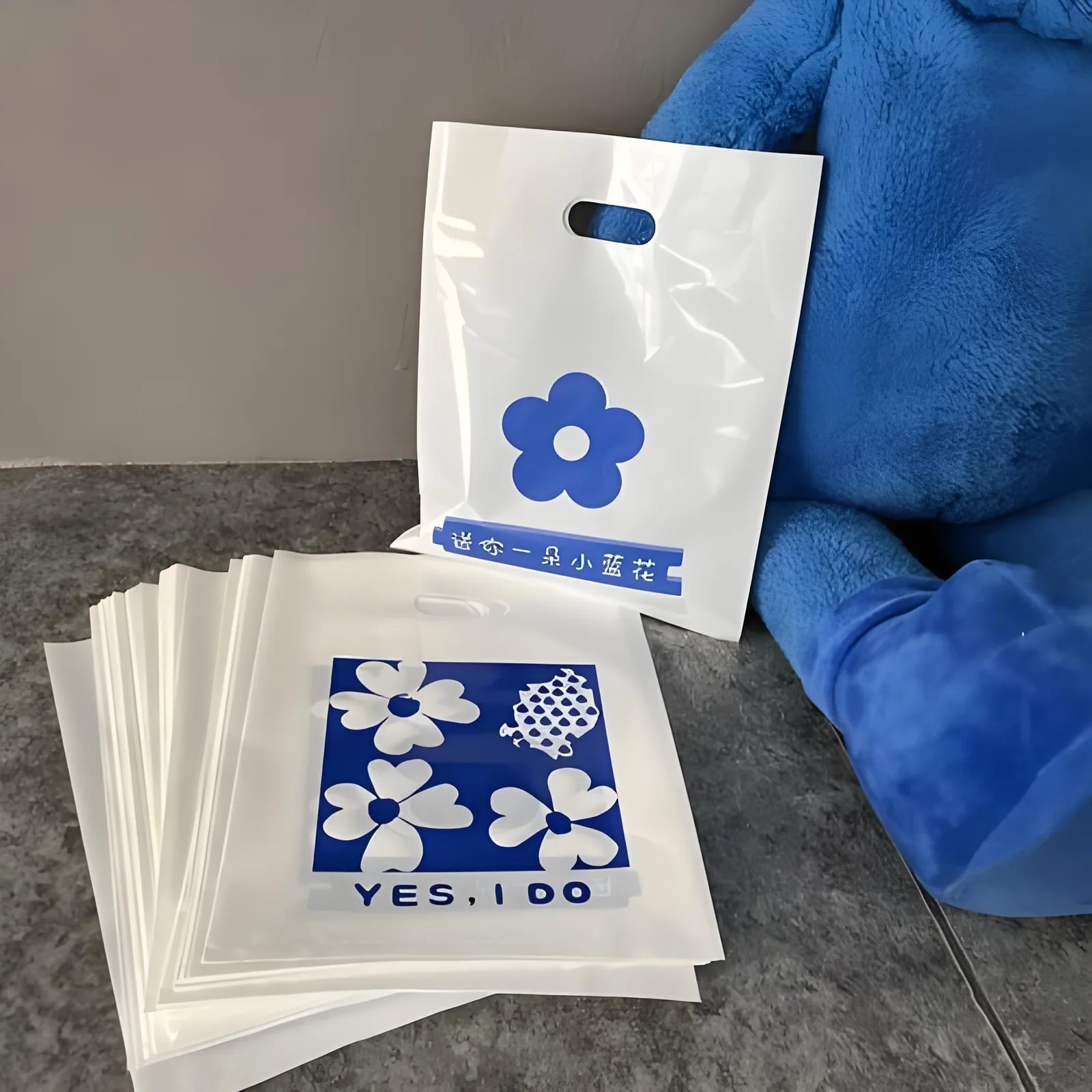 PE Die Cut Handbag Customizable Size Recyclable Multi-Color Printing Patch Handle Available for Clothing Gift Packaging