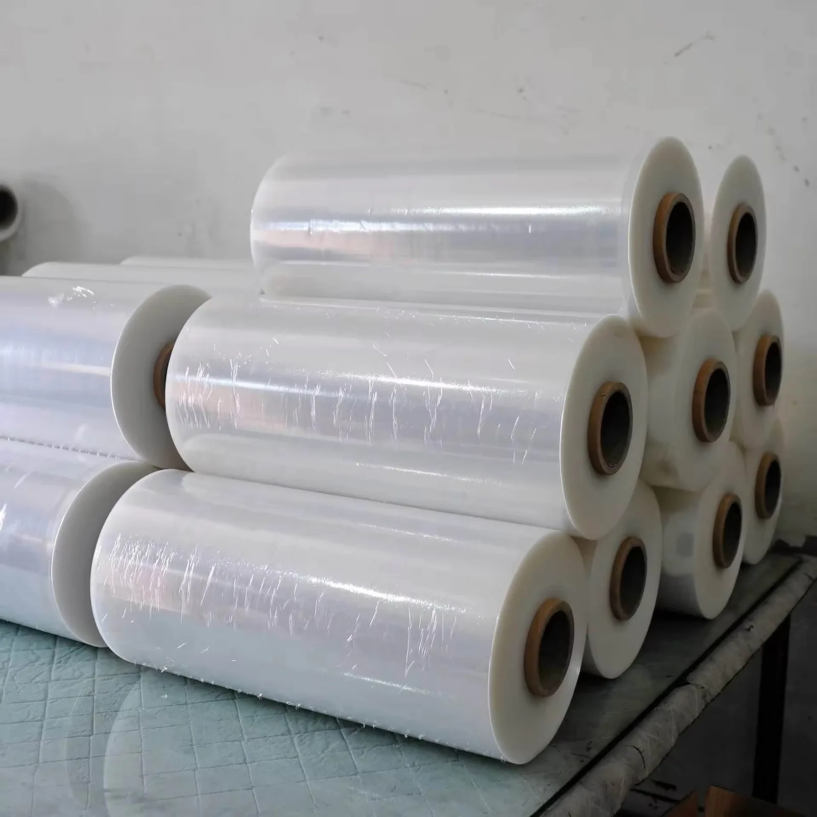 Soft LLDPE Pallet Stretch Film 20 Micron High Tensile Clear High Gloss Cling Wrap Rolls 500mm X 300m Supermarket Grocery