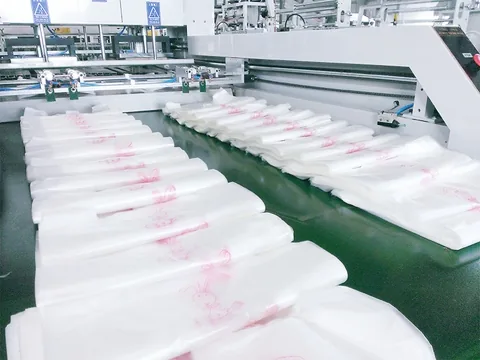VietNam's Waterproof Stretch Hood Films Rolls LLDPE Custom Logo Pallet Protection Covering